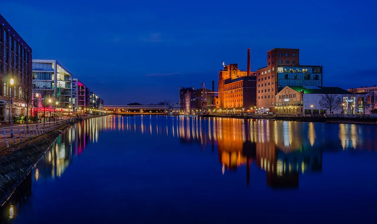 Innenhafen Duisburg mit moderner Hafenpromenade und Marina
