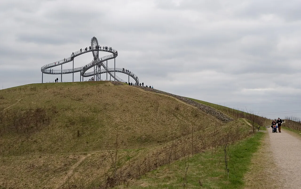 Begehbare Skulptur Tiger and Turtle – Magic Mountain auf der Heinrich-Hildebrand-Höhe in Duisburg